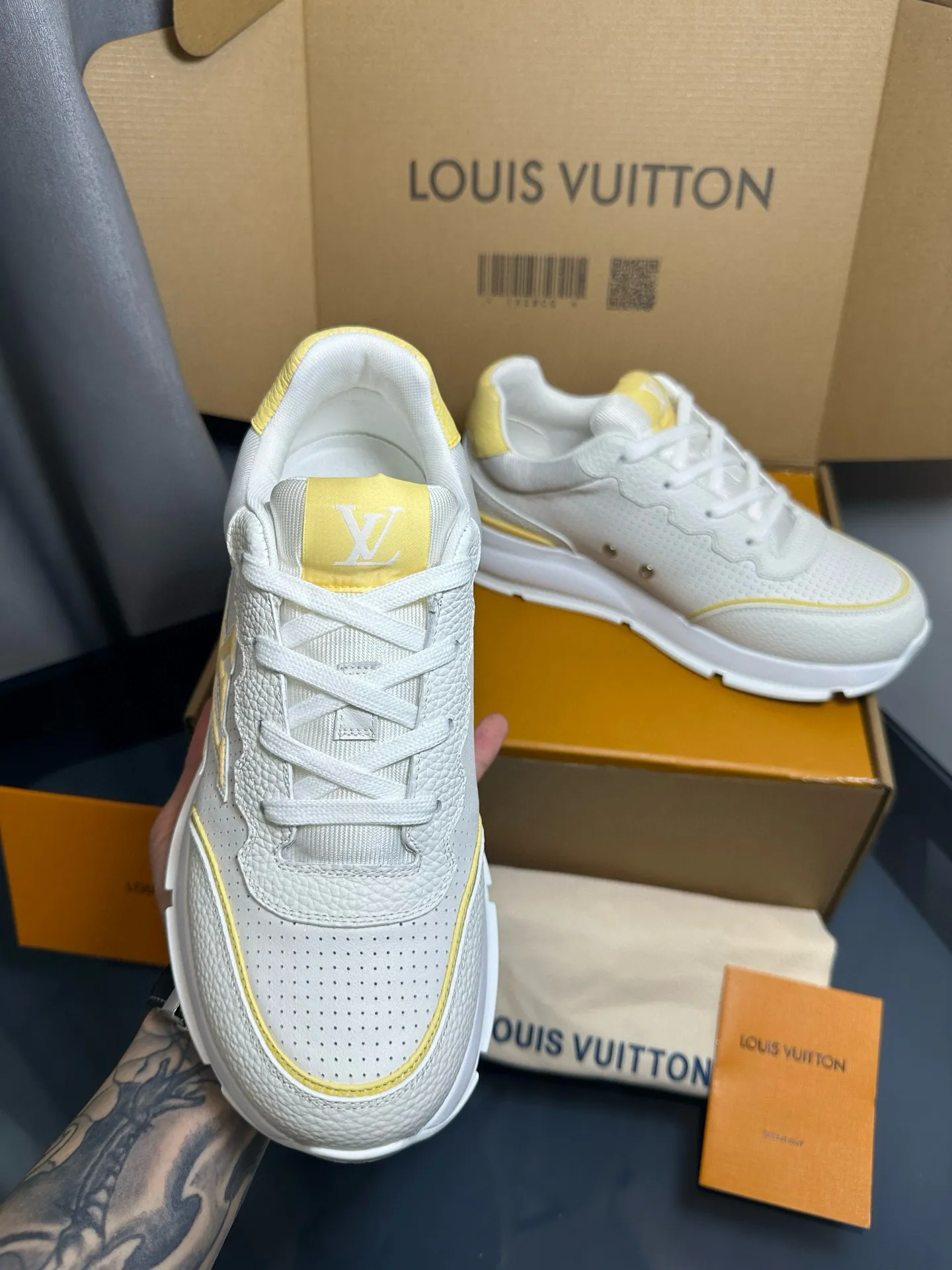 Factory price: 700💰🌈LV | Louis Vuitton 2025𝐬𝐬 🧡💚2025 spring and summer new style top version‼ ️The original version is the same. The counter focuses on the latest casual shoes and new hard goods🆕 ❥Purchasing agent level! Full of high-end feel! A popular model among bloggers at home and abroad, it’s retro and fashionable, and looks stunning on your feet! Wear a lot of happiness! The official website's main recommendation★ ━━━━━ ЅᏇєєt ━━━━━ ▪️Upper: Original custom-made imported calfskin fabric ▪️Inner: breathable gauze imported from Italy ▪️Outsole: rubber foam ➕t men's men's shoes 💰u high-end outsole ▪️Color: nine colors available ▪️Shoe size: 35-44, (45, 46 customized)
